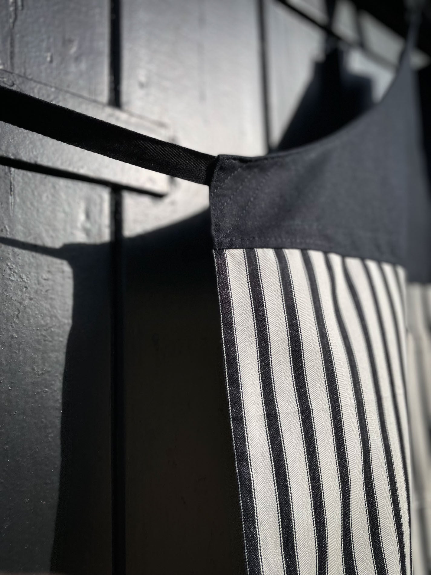 COUNTRY KITCHEN APRON - Black